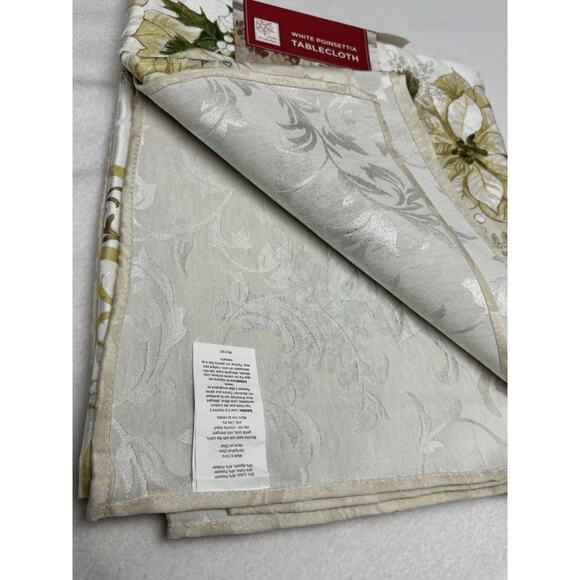 Bed Bath & Beyond Christmas Cotton Blend White Poinsettia Tablecloth 60 X 102 - Picture 9 of 10